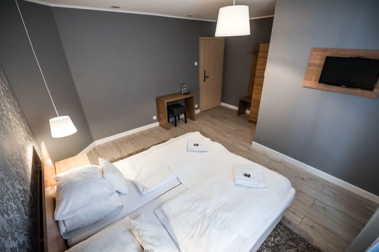 Restauracja Pod Kogutem Hotell Poniatowa Exteriör bild