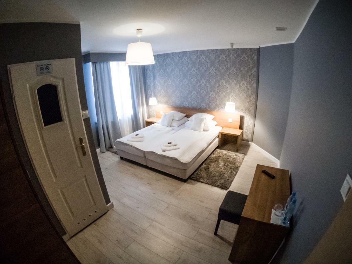 Restauracja Pod Kogutem Hotell Poniatowa Exteriör bild