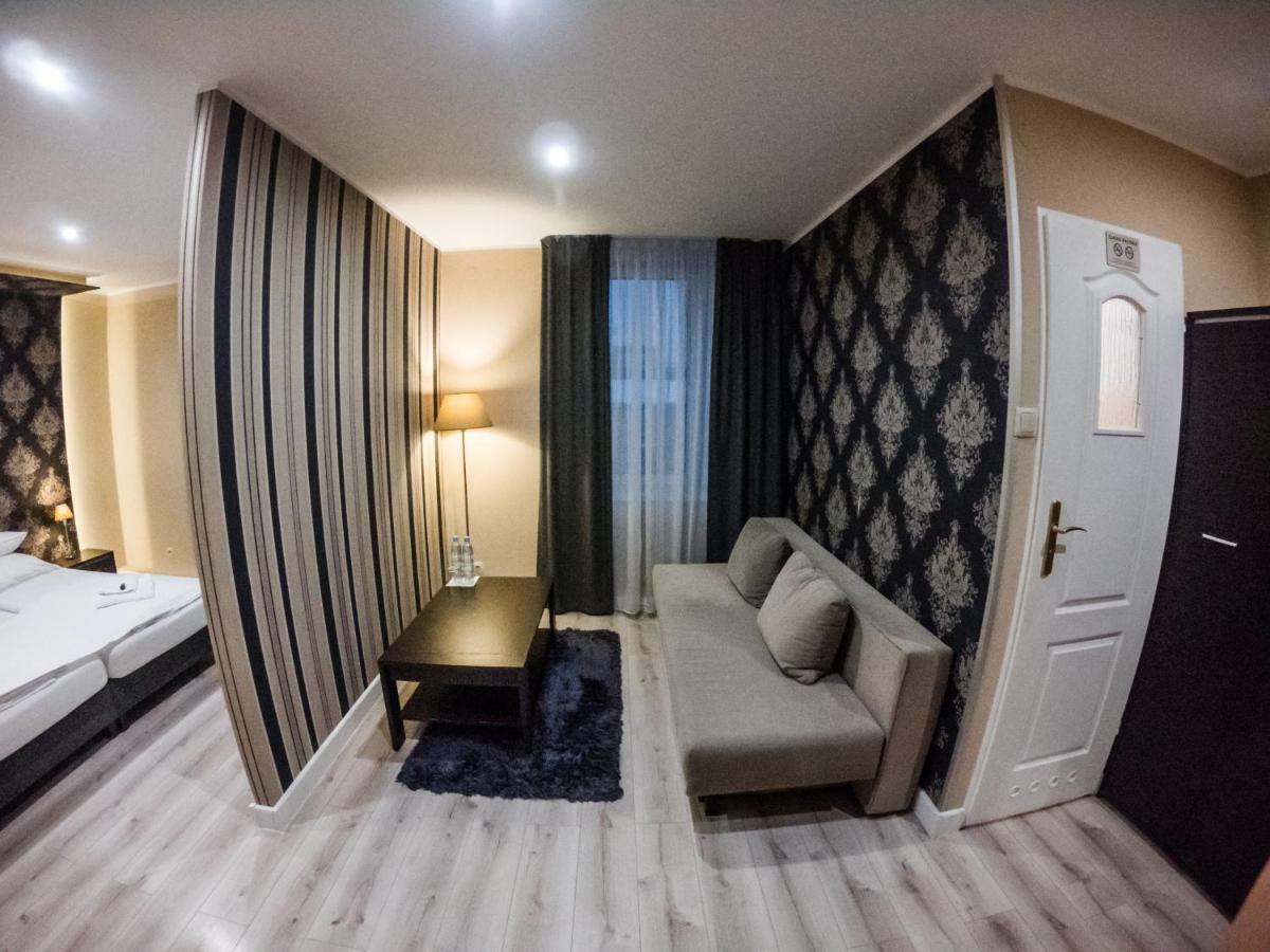 Restauracja Pod Kogutem Hotell Poniatowa Exteriör bild