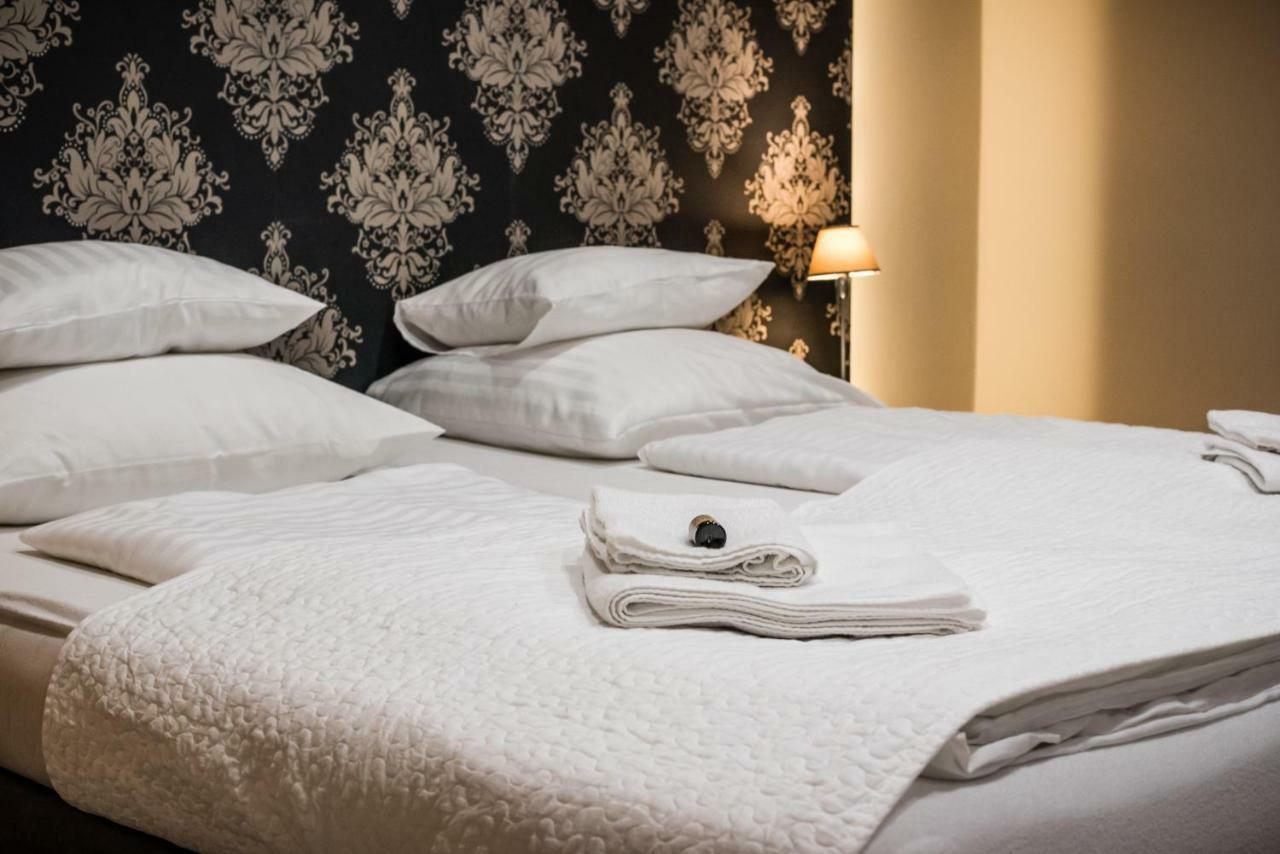 Restauracja Pod Kogutem Hotell Poniatowa Exteriör bild
