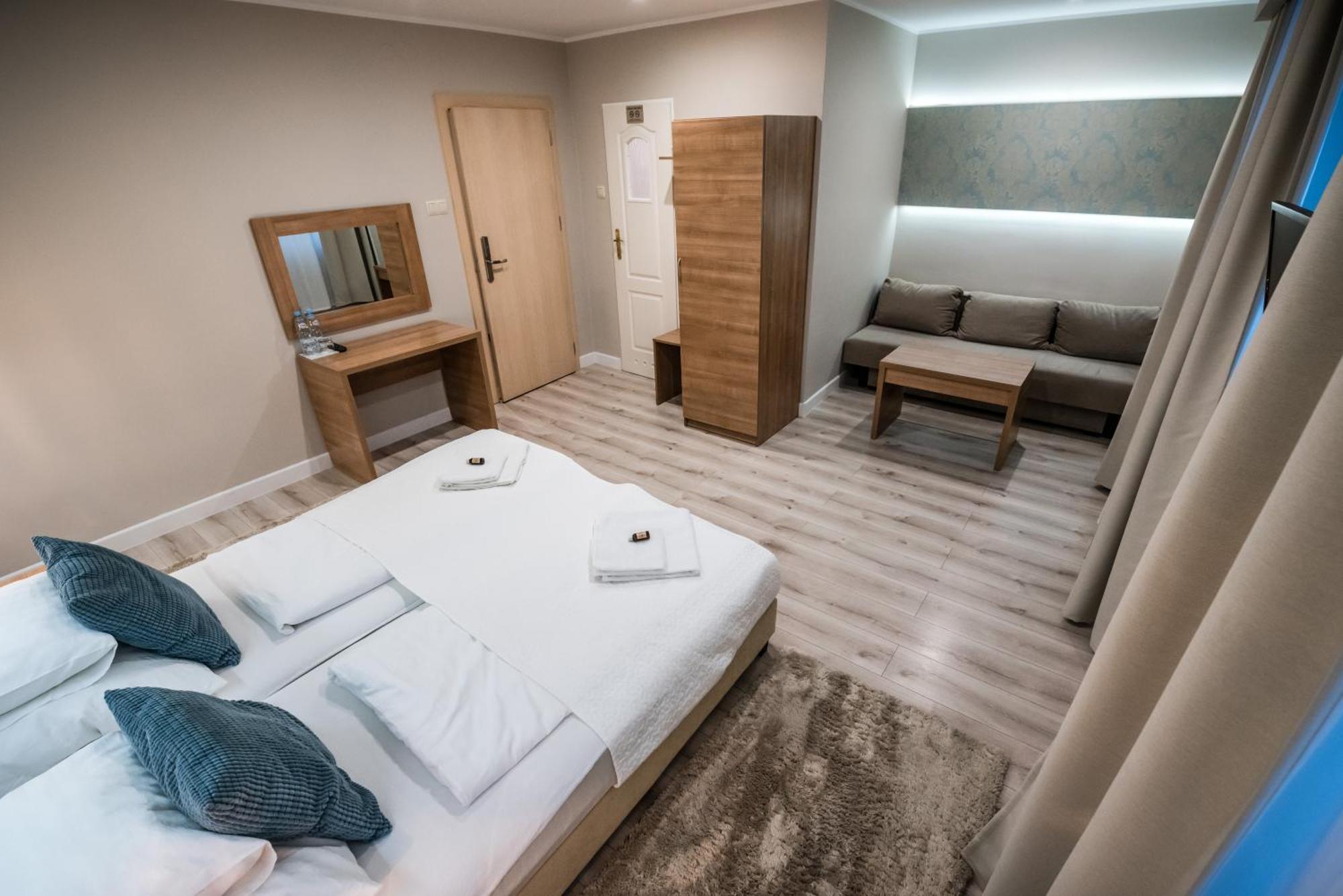 Restauracja Pod Kogutem Hotell Poniatowa Exteriör bild