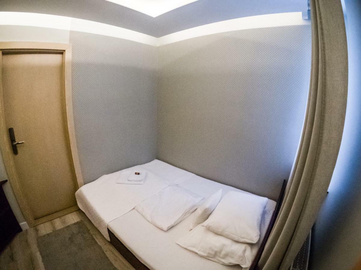 Restauracja Pod Kogutem Hotell Poniatowa Exteriör bild