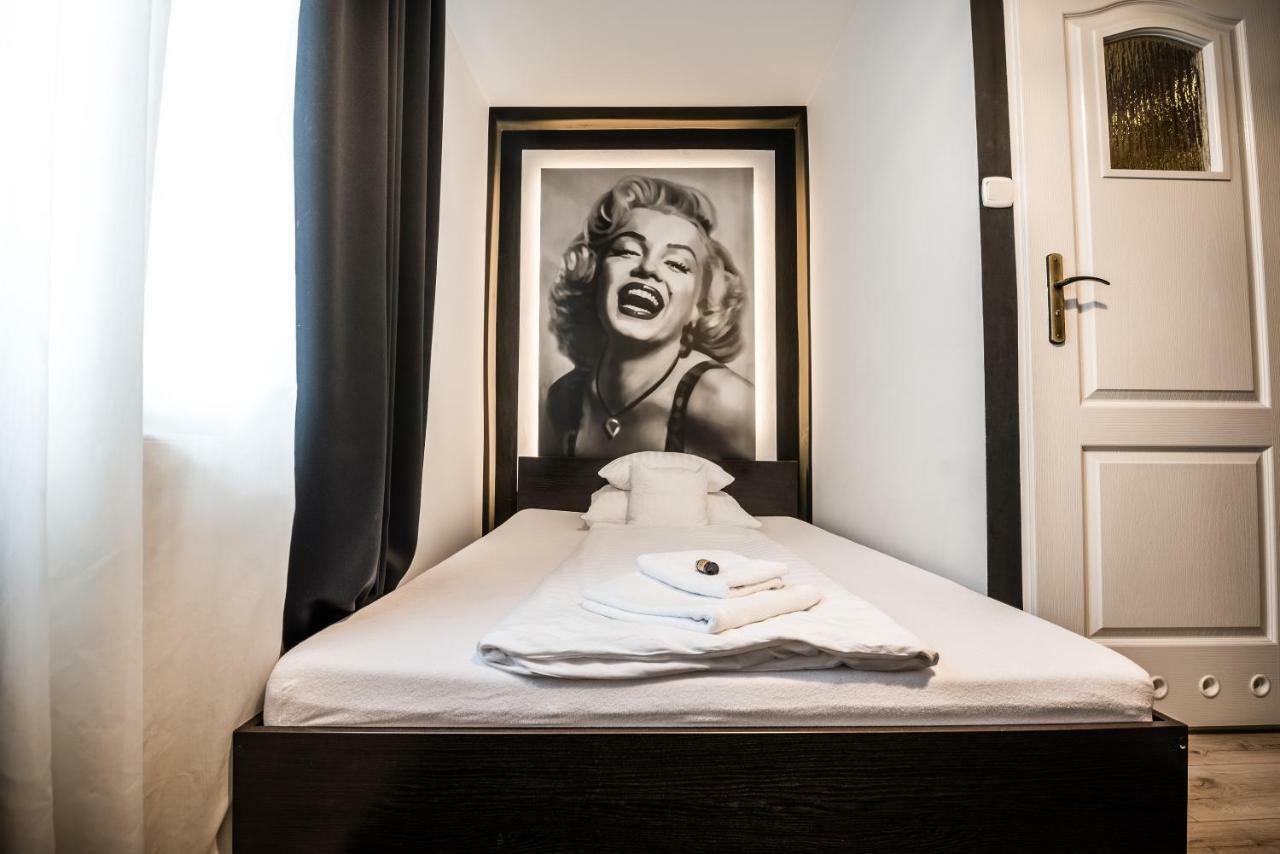 Restauracja Pod Kogutem Hotell Poniatowa Exteriör bild