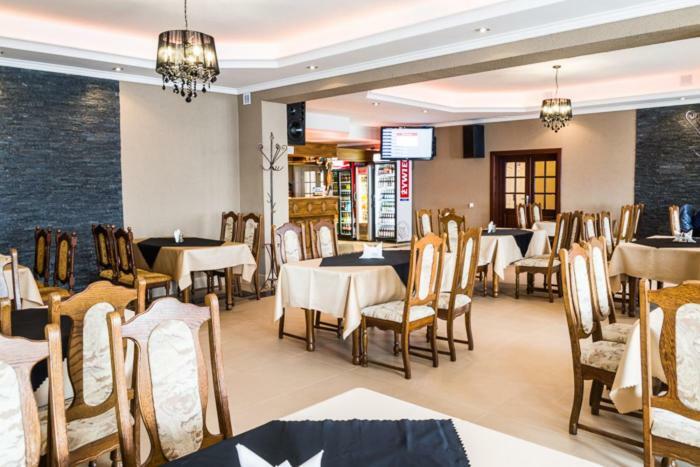 Restauracja Pod Kogutem Hotell Poniatowa Exteriör bild